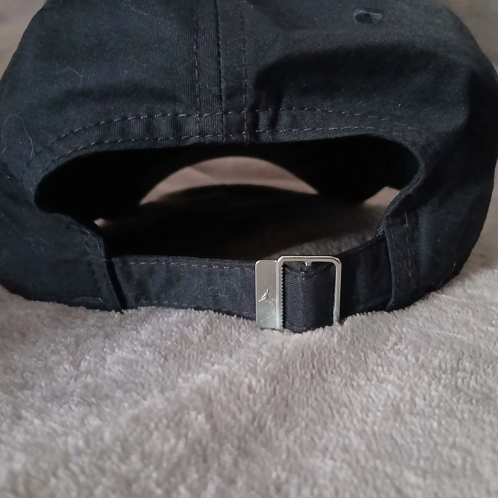 Gorra Jordan Negra – Logo Rojo Bordado – Talla Única (Ajustable) – photo 3